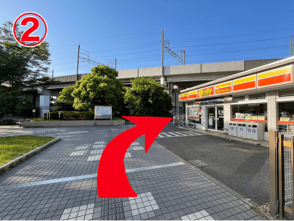 出口を出て、案内掲示板に向かって右方向へ進みます。