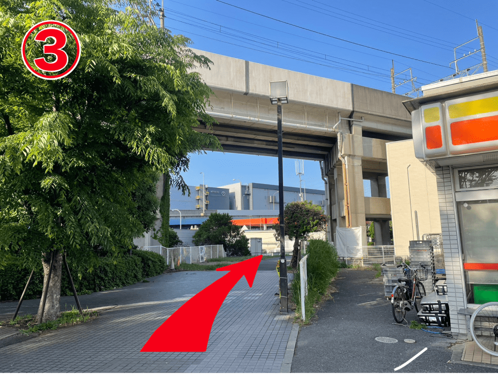 高架下をくぐり、直進していきます。