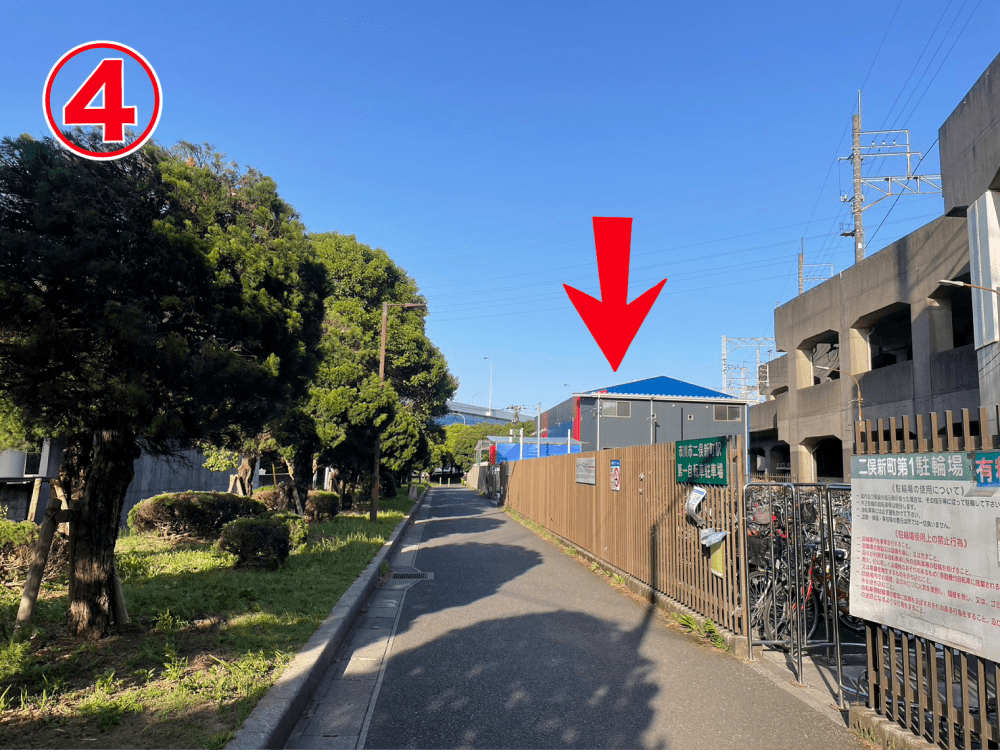 奥に見える赤と青のテントが「絆塾」です