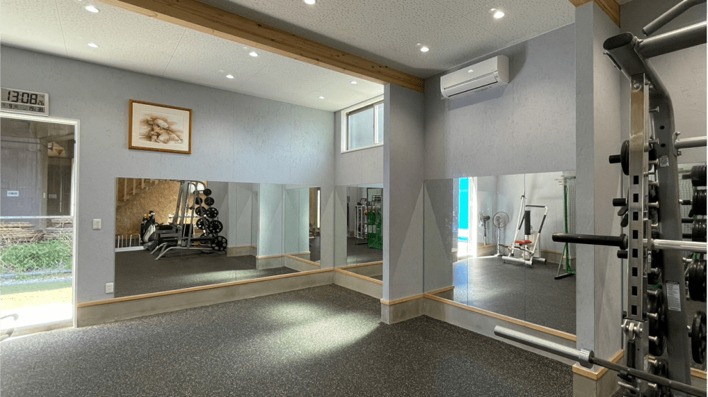 全面ミラー張りのトレーニングルームの画像